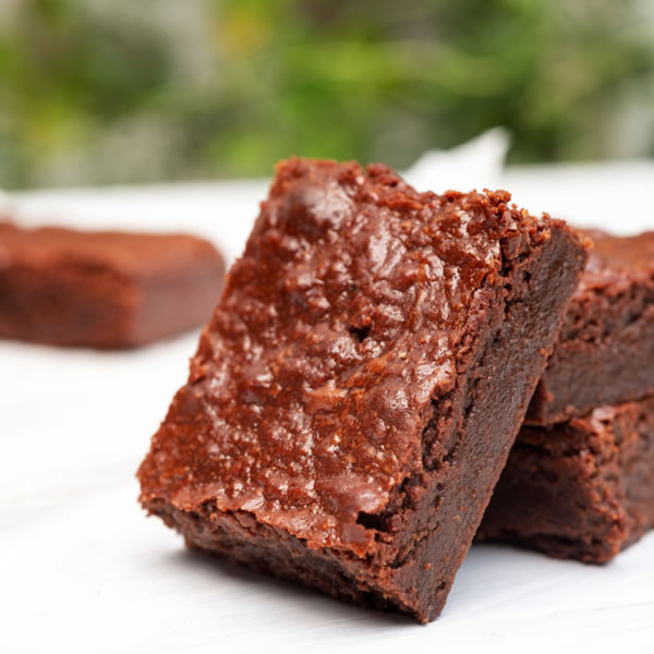 Essa é a melhor receita de brownie saudável. Mas ninguém diz que é saudável de tão surpreendente! Também é ECONÔMICA, NÃO LEVA CHOCOLATE DERRETIDO!